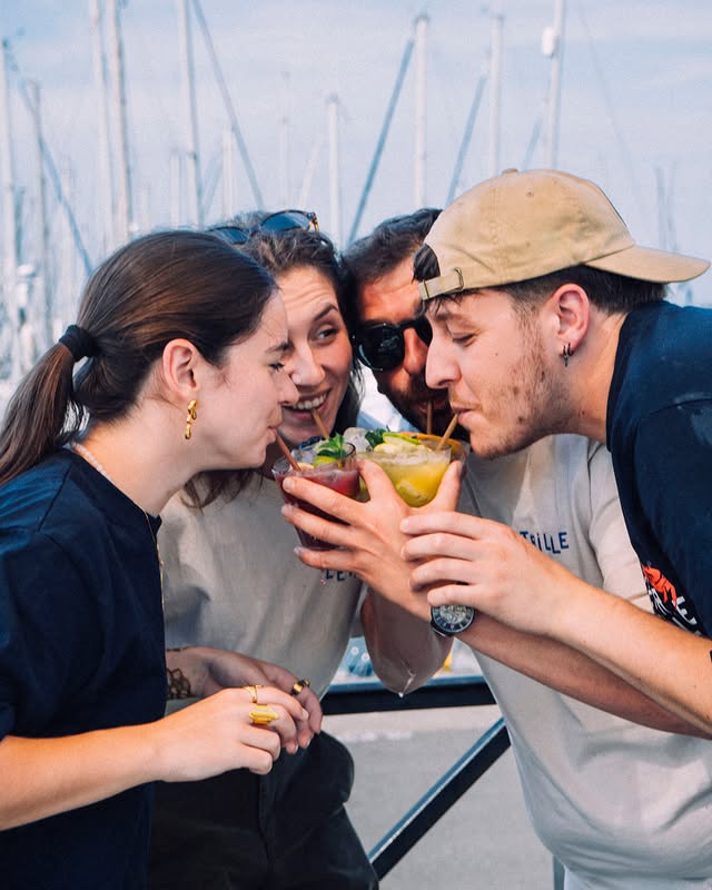 Cocktails entre amis sur le quai